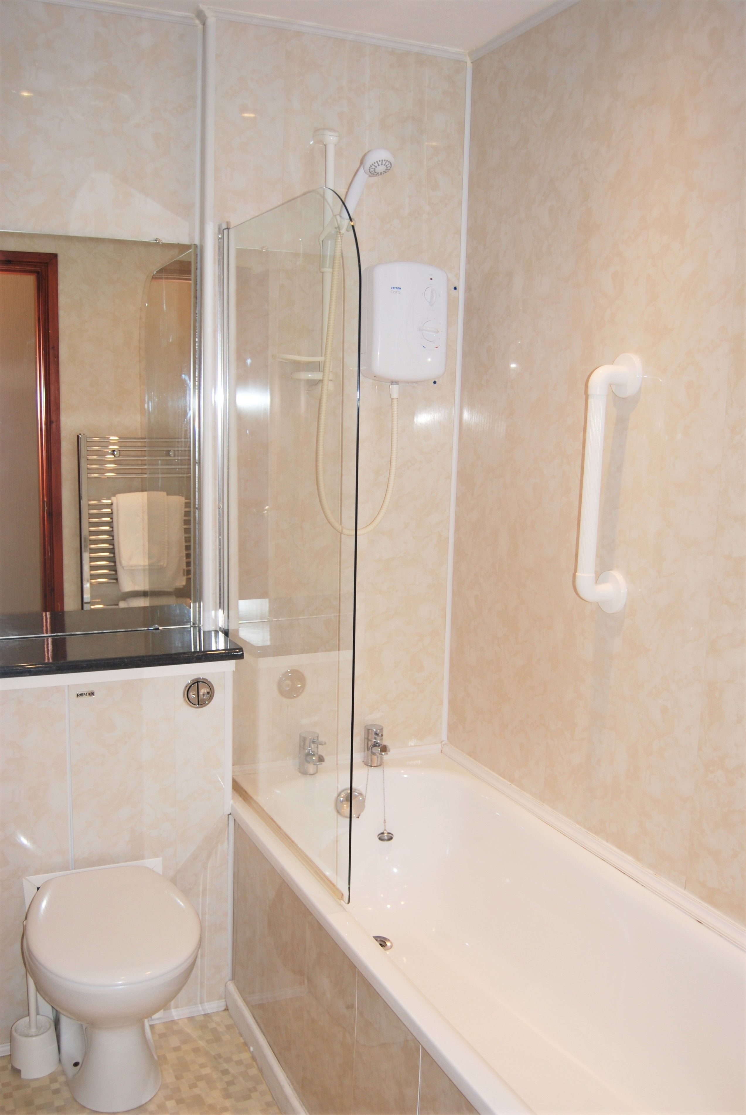 standard double room | bathroom | free toiletries, hair dryer, towels