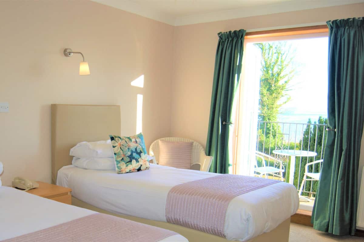 Standaard Twin kamer, balkon, uitzicht op zee | Een bureau, extra bedden, gratis wifi, beddengoed