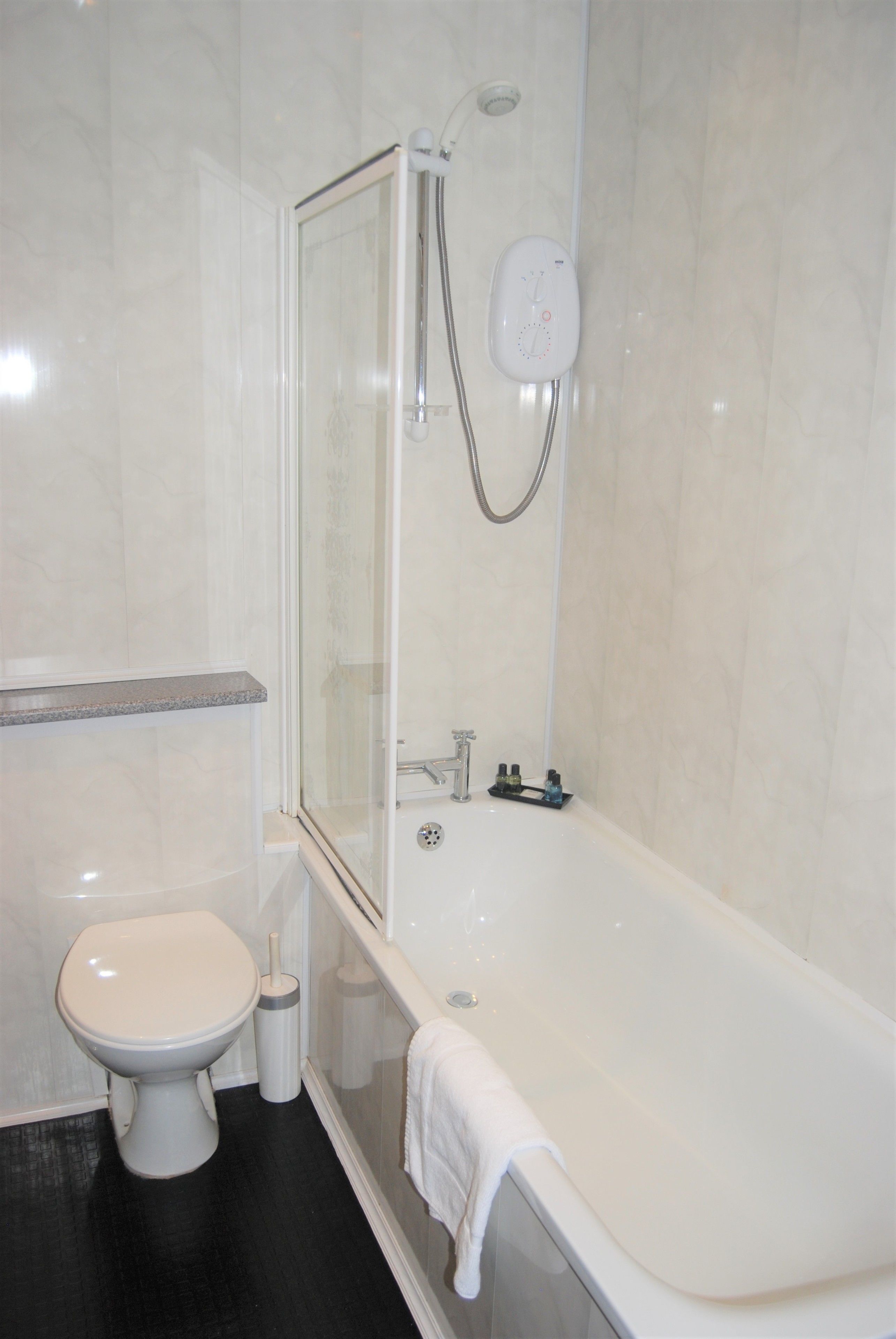 standard twin room | bathroom shower