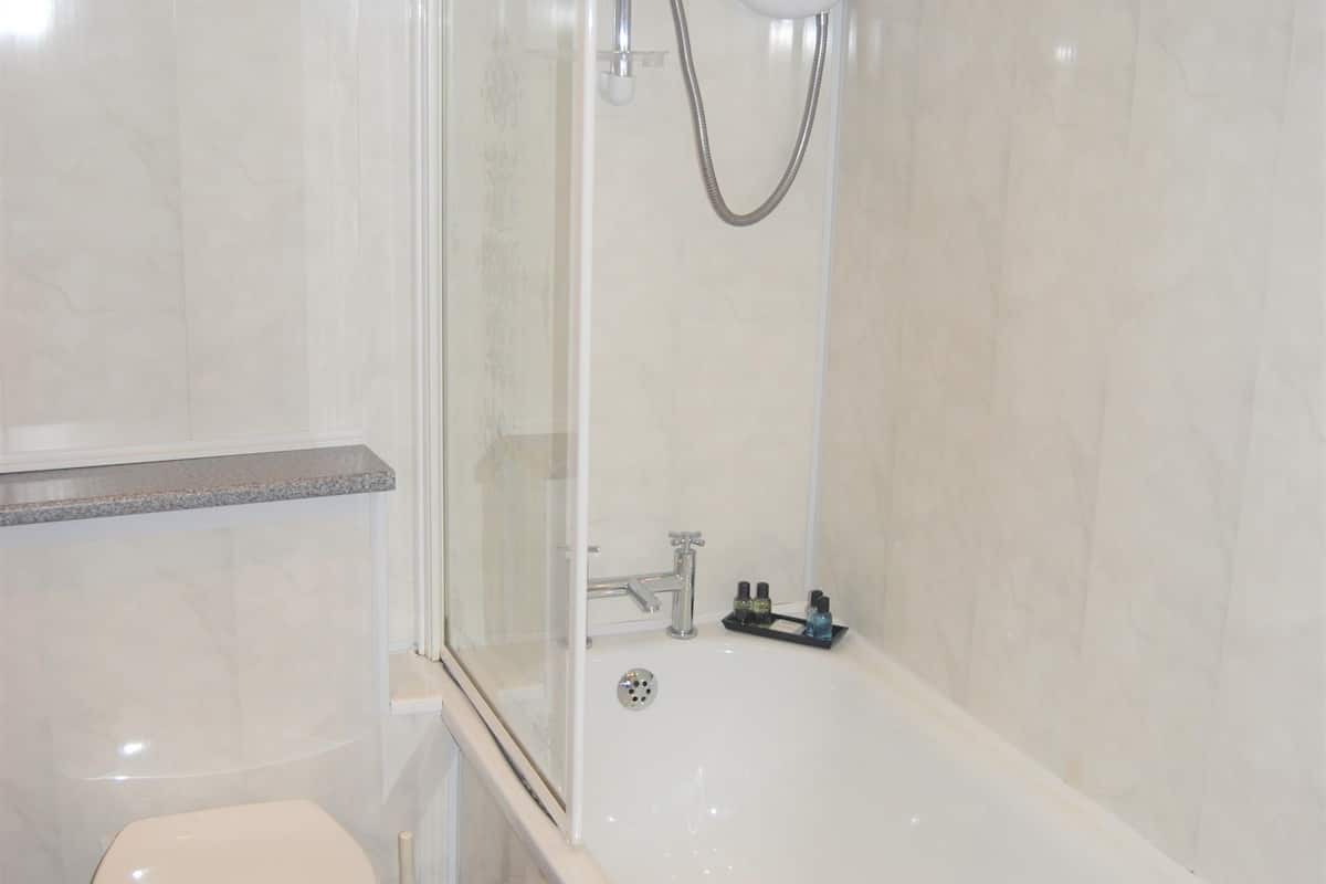 standard twin room | bathroom shower