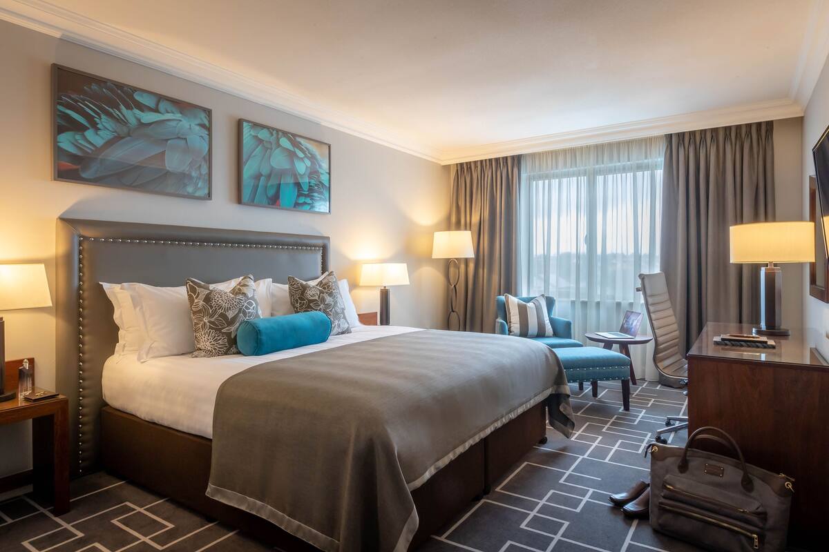 deluxe double or twin room, multiple beds, ensuite | 1 bedroom, premium bedding, in-room safe, desk