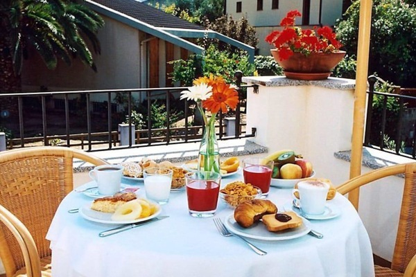 Daily buffet breakfast for a fee