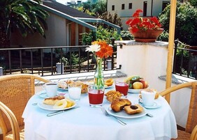 Colazione a buffet, servita tutte le mattine (8 EUR a persona) 