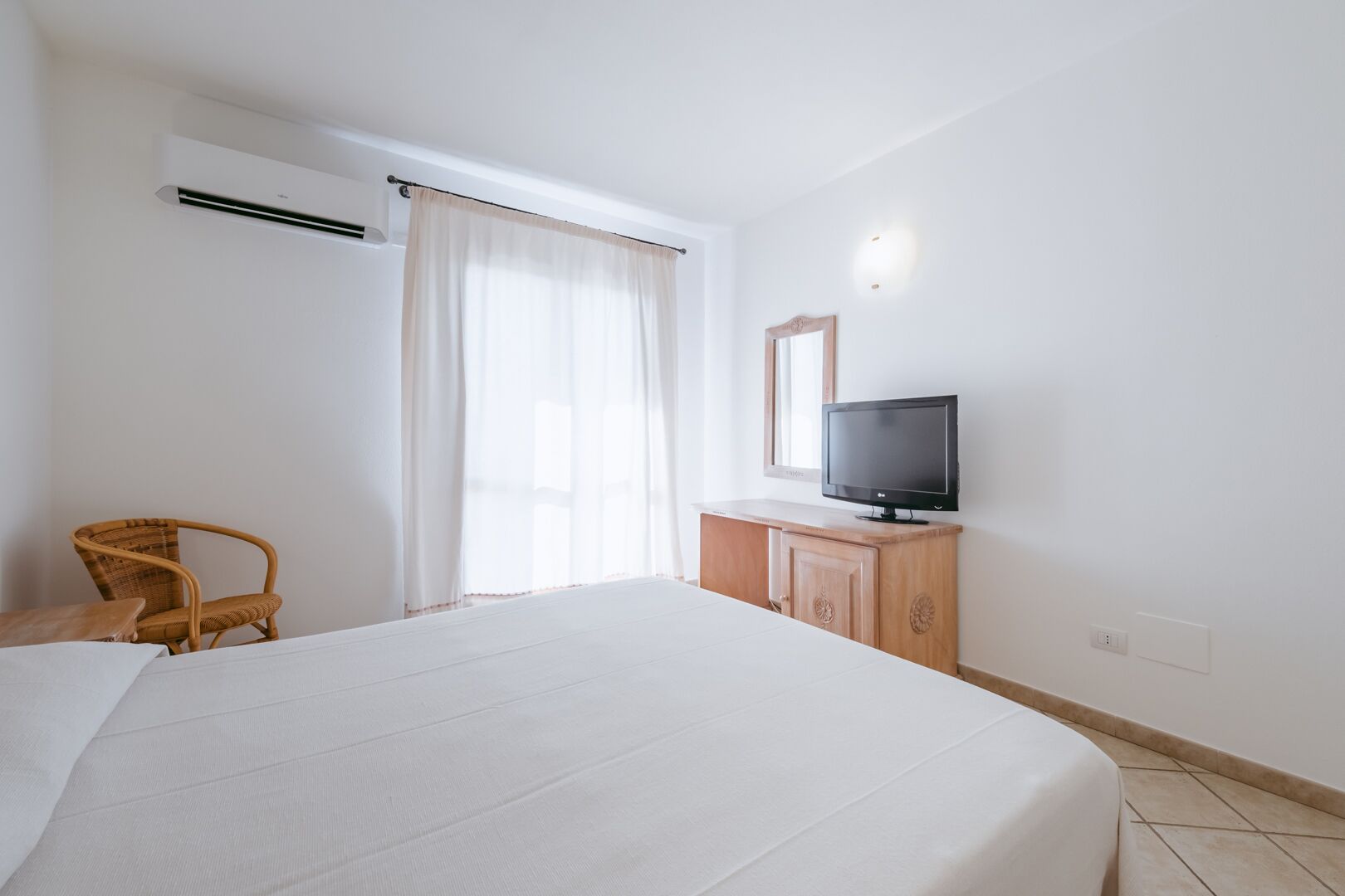 standard double room | select comfort beds, minibar, in-room safe, desk