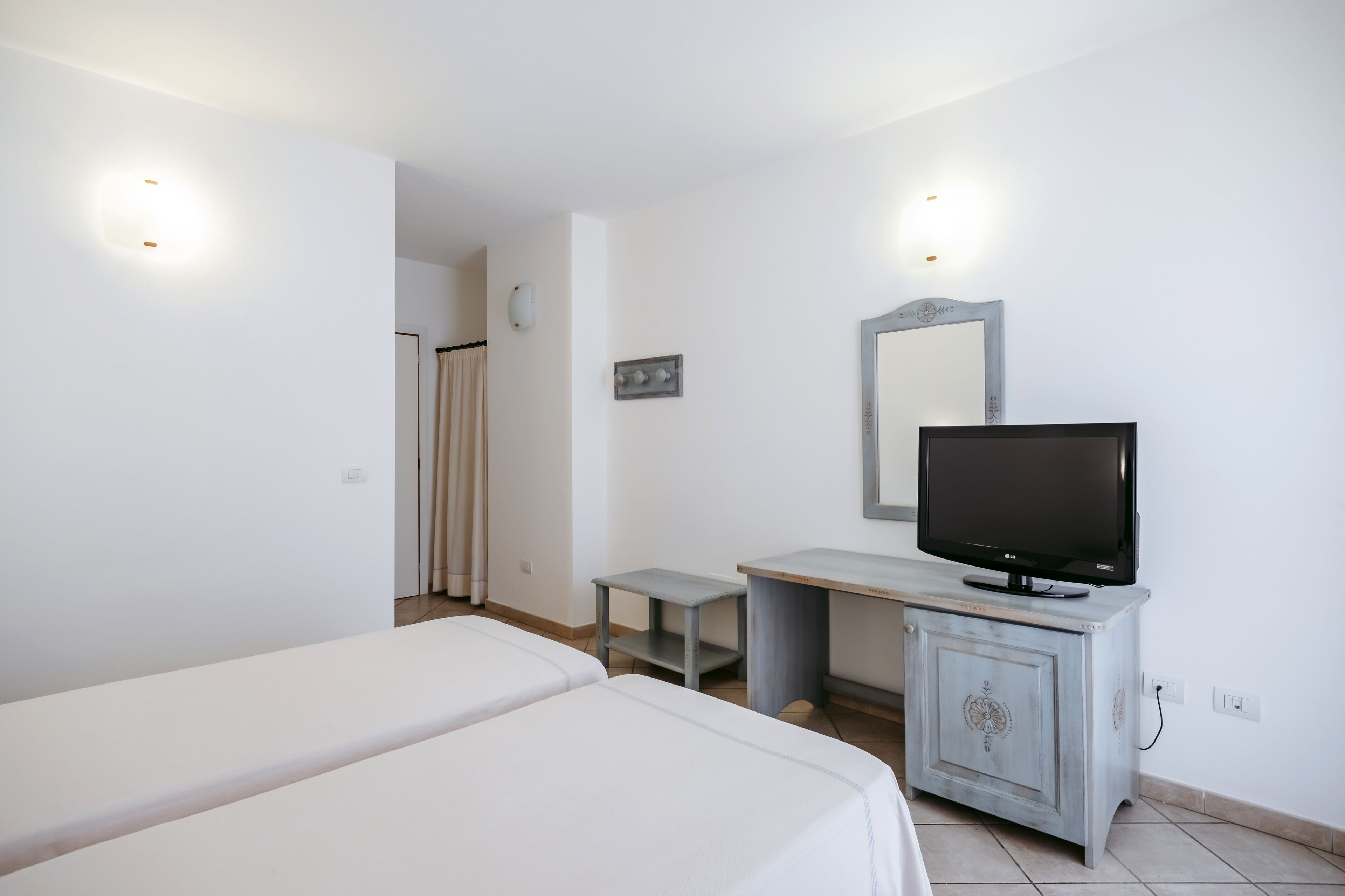 standard twin room | select comfort beds, minibar, in-room safe, desk