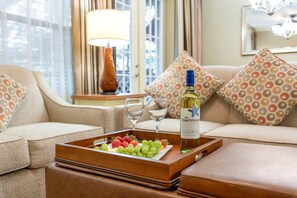 Condo, 3 habitaciones | Área de sala de estar | Televisión y reproductor de DVD