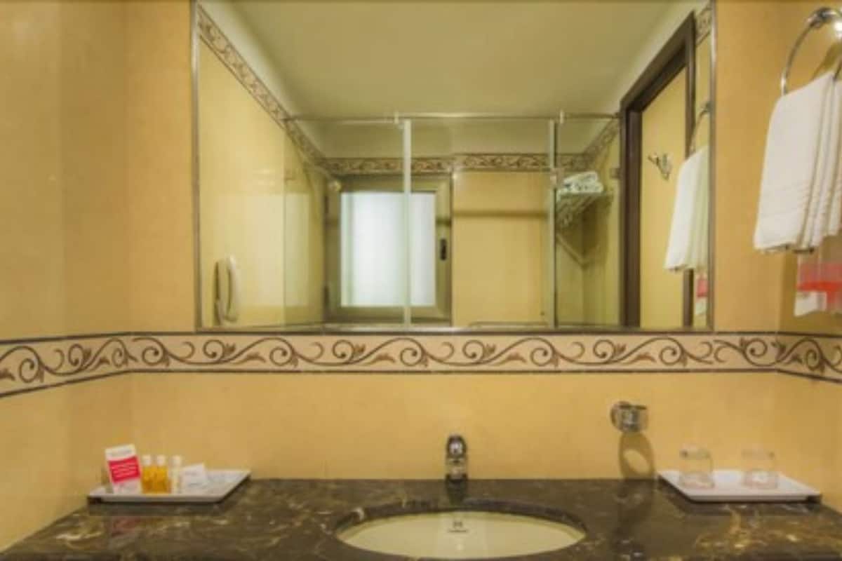 rainfall showerhead, free toiletries, towels