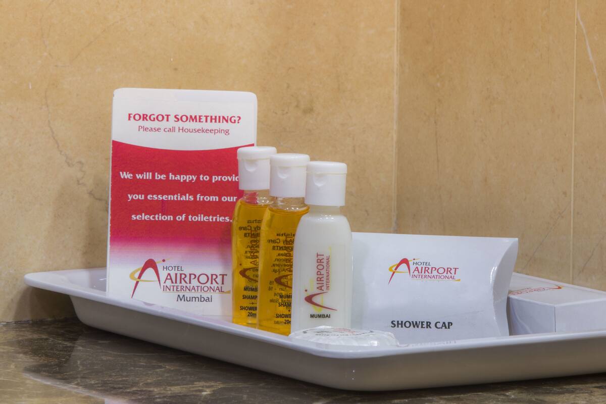 rainfall showerhead, free toiletries, towels