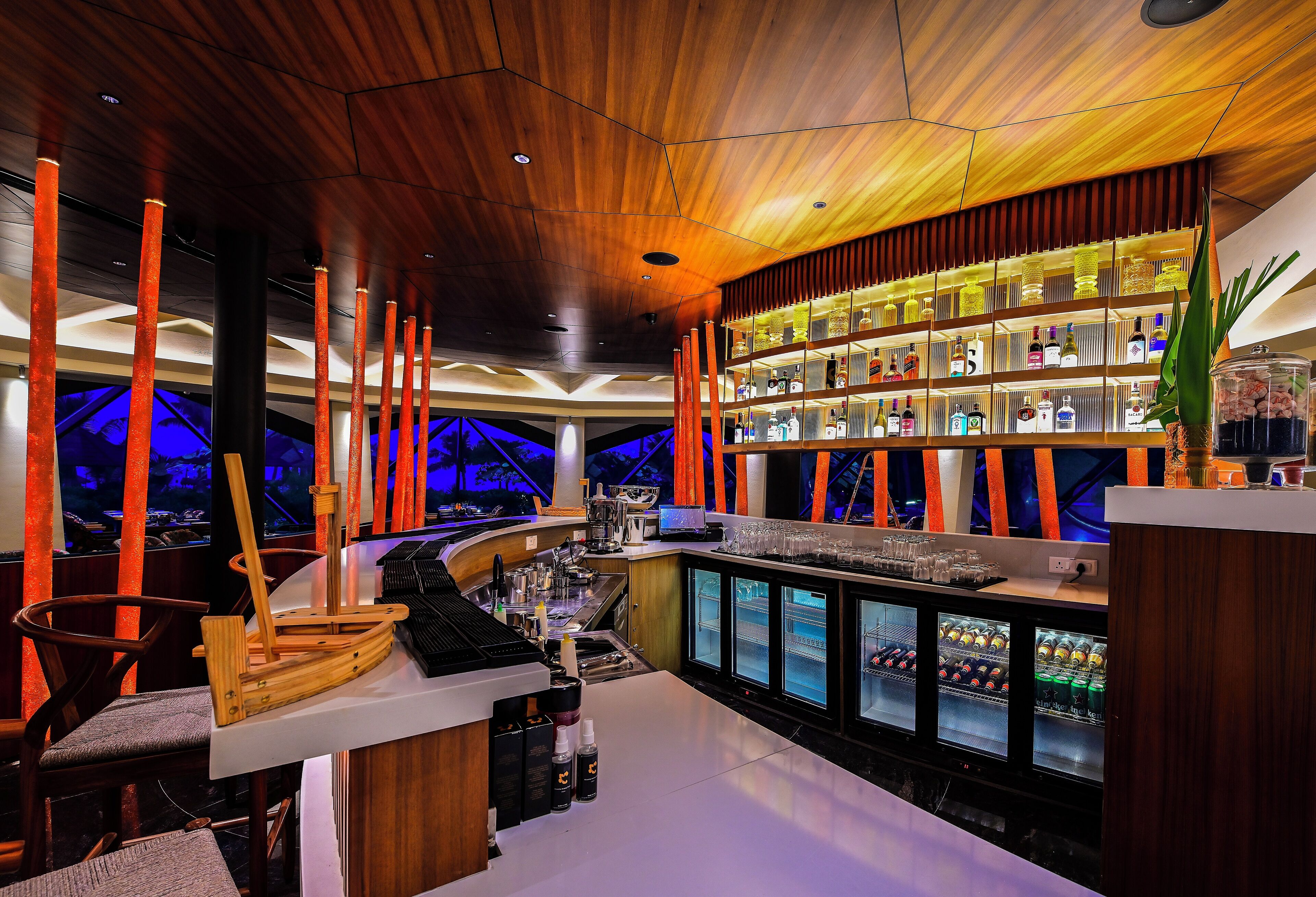4 restaurants; breakfast, lunch, dinner and brunch served 