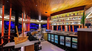 4 restaurants; breakfast, lunch, dinner and brunch served