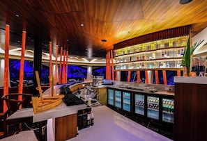 4 restaurants; breakfast, lunch, dinner, and brunch served
