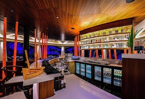 4 restaurants; breakfast, lunch, dinner, and brunch served