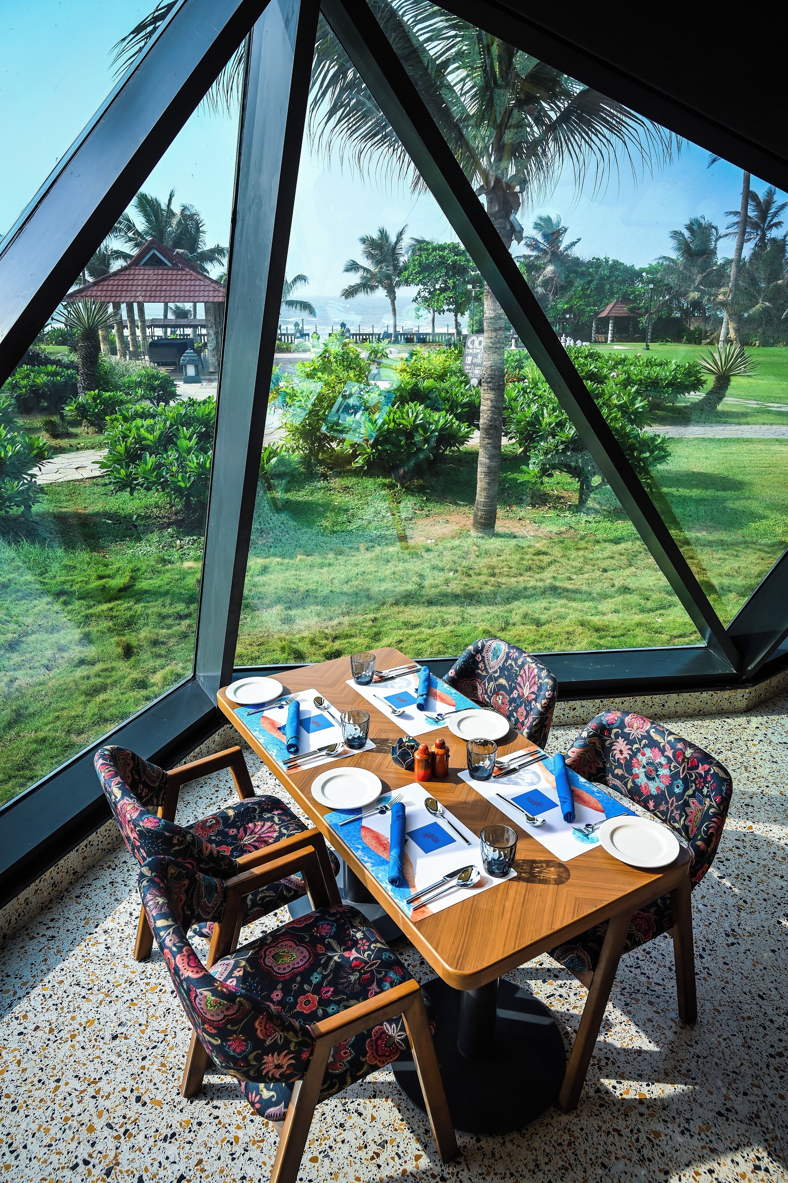 4 restaurants; breakfast, lunch, dinner, and brunch served