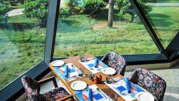 4 restaurants; breakfast, lunch, dinner, and brunch served