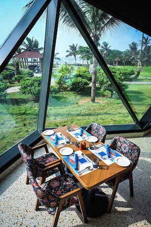 4 restaurants; breakfast, lunch, dinner and brunch served 