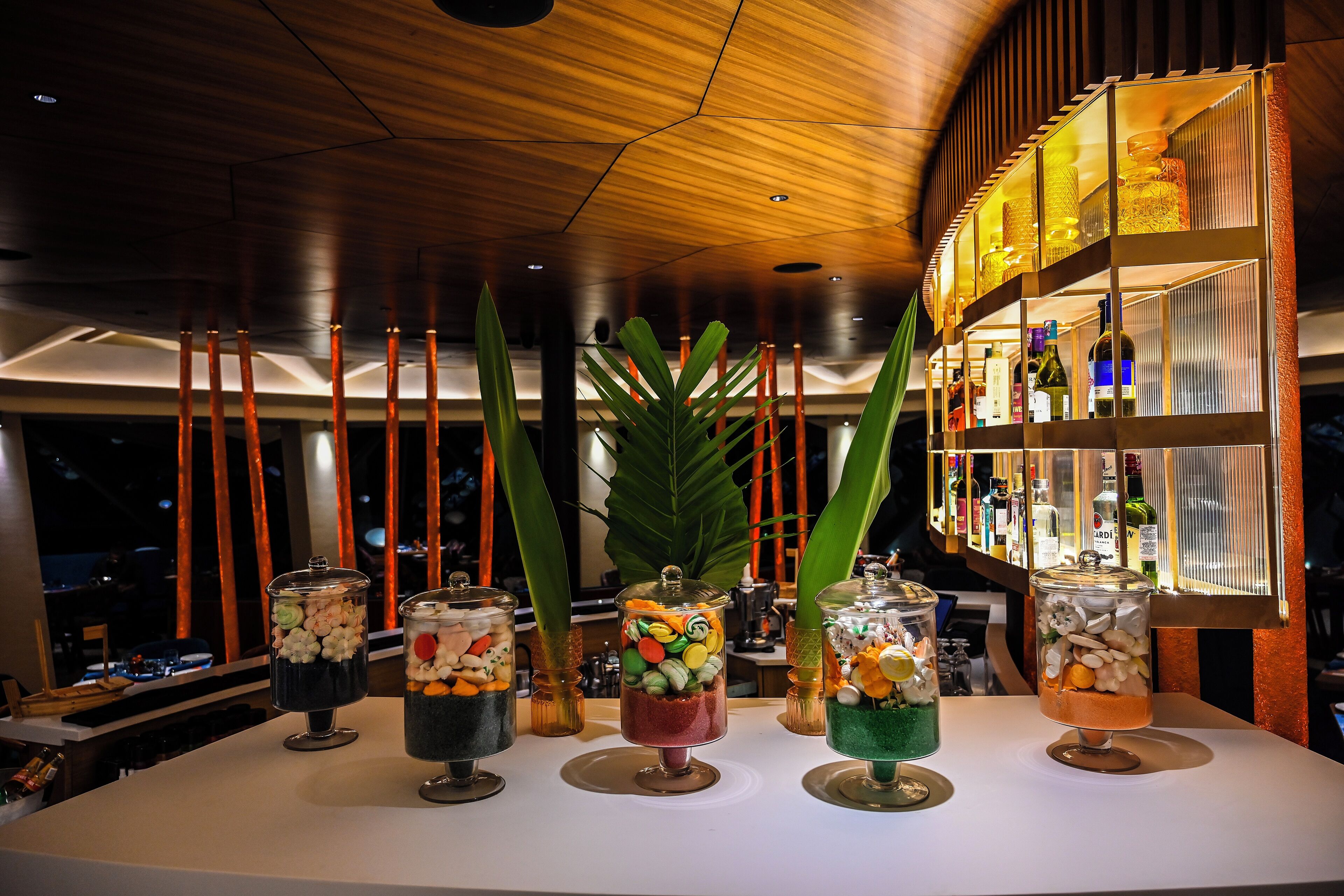 4 restaurants; breakfast, lunch, dinner, and brunch served