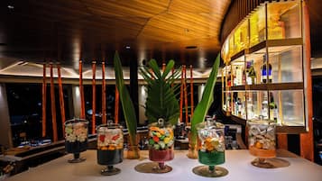 4 restaurants; breakfast, lunch, dinner, and brunch served