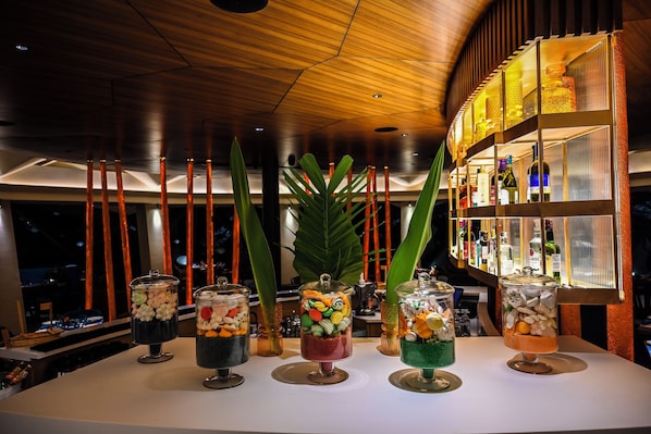 4 restaurants; breakfast, lunch, dinner and brunch served 