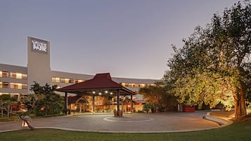 Vista frontal de la propiedad por la tarde o noche