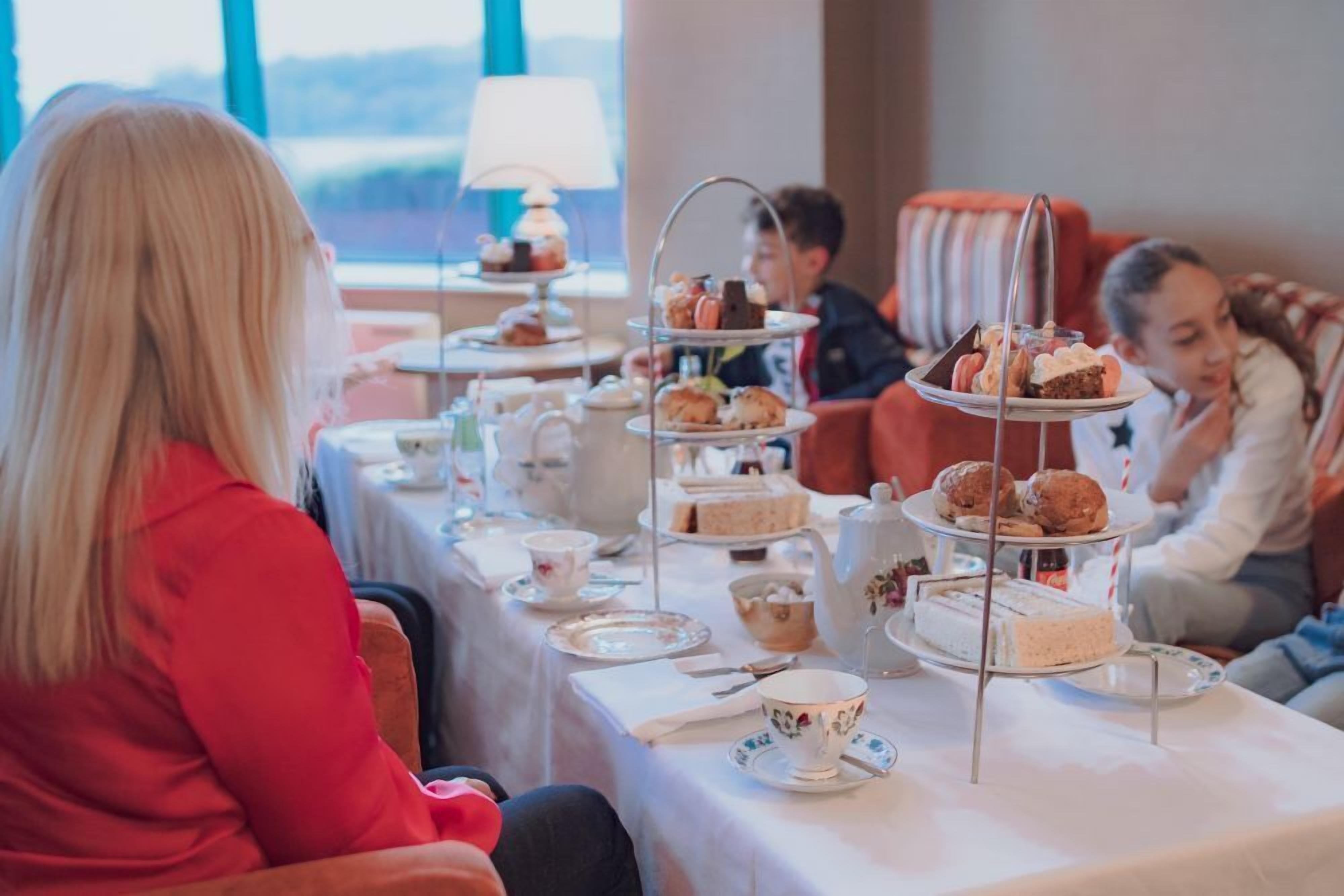 Breakfast and dinner served