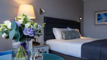 Double Room, Bay View | Dilengkapkan perabot secara berasingan, meja, ruang kerja komputer riba