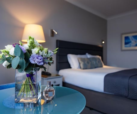 Double Room, Bay View | Individually furnished, desk, laptop workspace, iron/ironing board. Celtic Ross Hotel