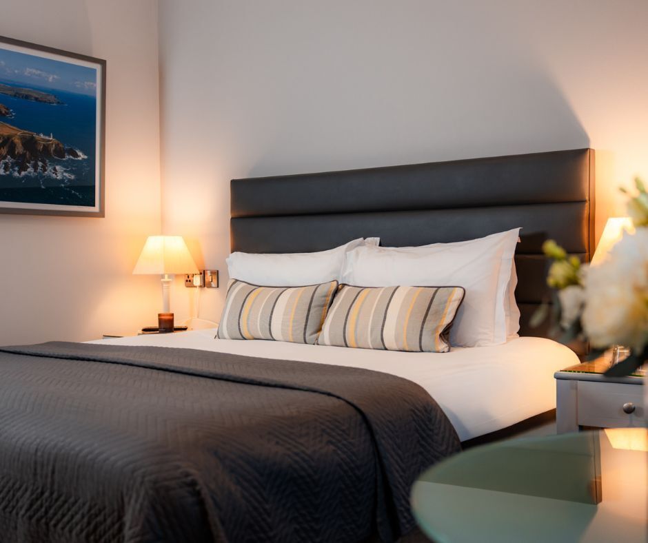 Muebles diferentes, escritorio y espacio para trabajar con laptop 