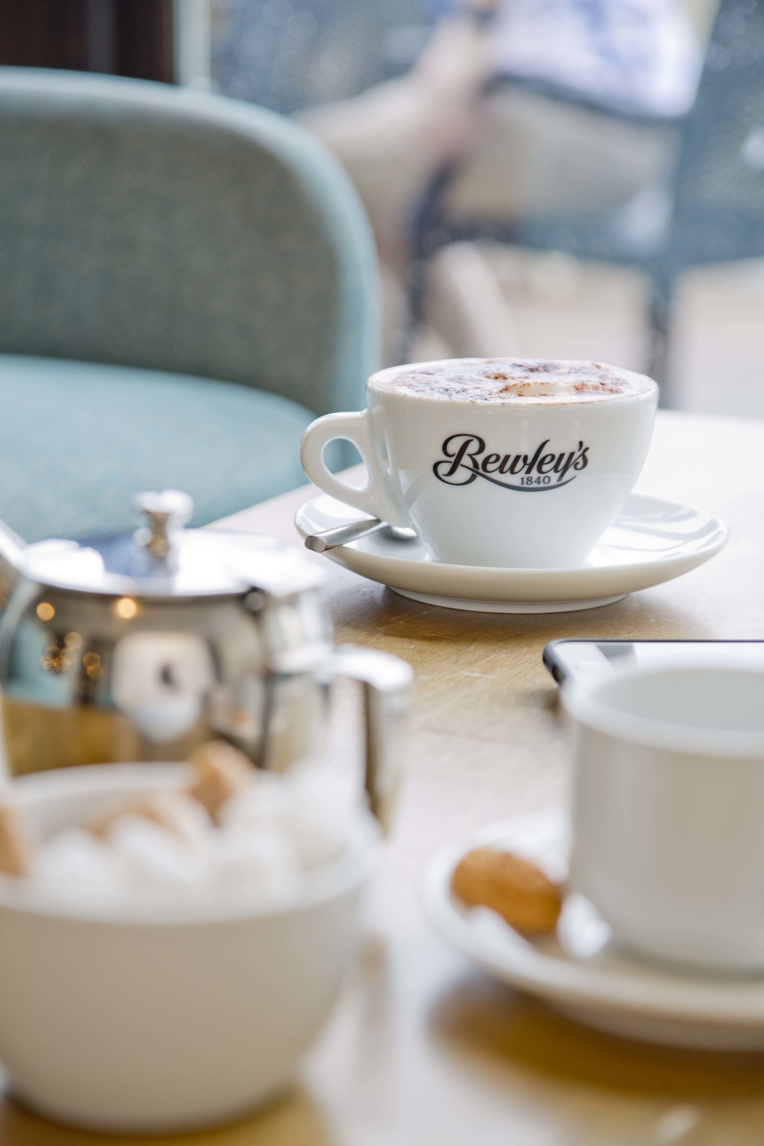 al fresco dining, serves lunch, dinner and brunch