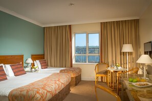 Individuelt innredet, skrivebord og skrivebord for bærbar PC