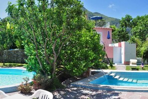 Innenpool, Außenpool (je nach Saison geöffnet), Sonnenschirme