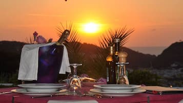 Se sirven desayunos, almuerzos y cocina italiana (con vistas al mar)