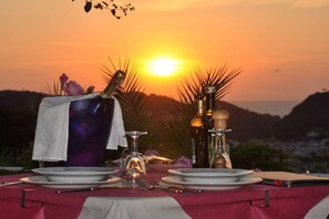 Frühstück, Mittagessen, Abendessen, italienische Küche, Blick aufs Meer 
