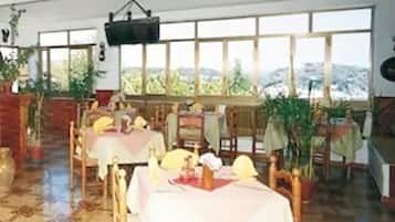 Se sirven desayunos y almuerzos; cocina italiana; con vista al mar