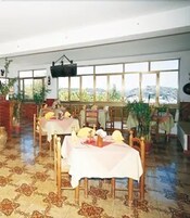 Se sirven desayunos y almuerzos; cocina italiana; con vista al mar