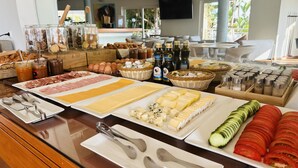 A buffet with various cheeses, meats, and condiments. - Vila Luz (Lagos)