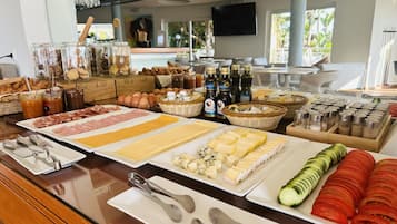 Tägliches Frühstücksbuffet gegen Gebühr
