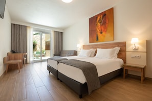 Appartement Familial, balcon, vue piscine (with balcony or terrace)