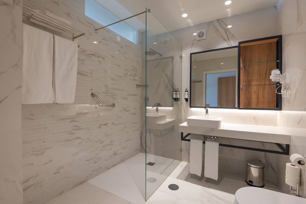 family apartment, balcony, sea view | bathroom | free toiletries, hair dryer, bidet, towels