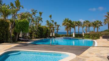 3 piscinas al aire libre, sombrillas, sillones reclinables de piscina