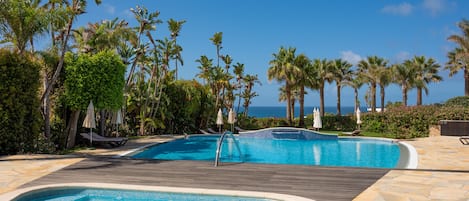 3 outdoor pools, pool umbrellas, pool loungers