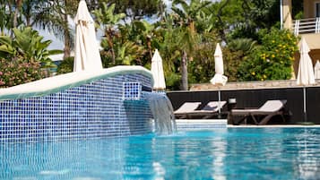 3 piscines extérieures, parasols de plage, chaises longues