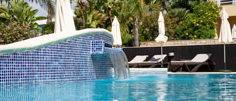 3 piscines extérieures, parasols de plage, chaises longues