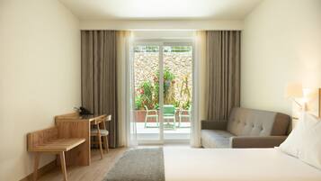 1 habitación, caja de seguridad en la habitación y escritorio