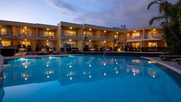 Fachada de la propiedad por la tarde o noche