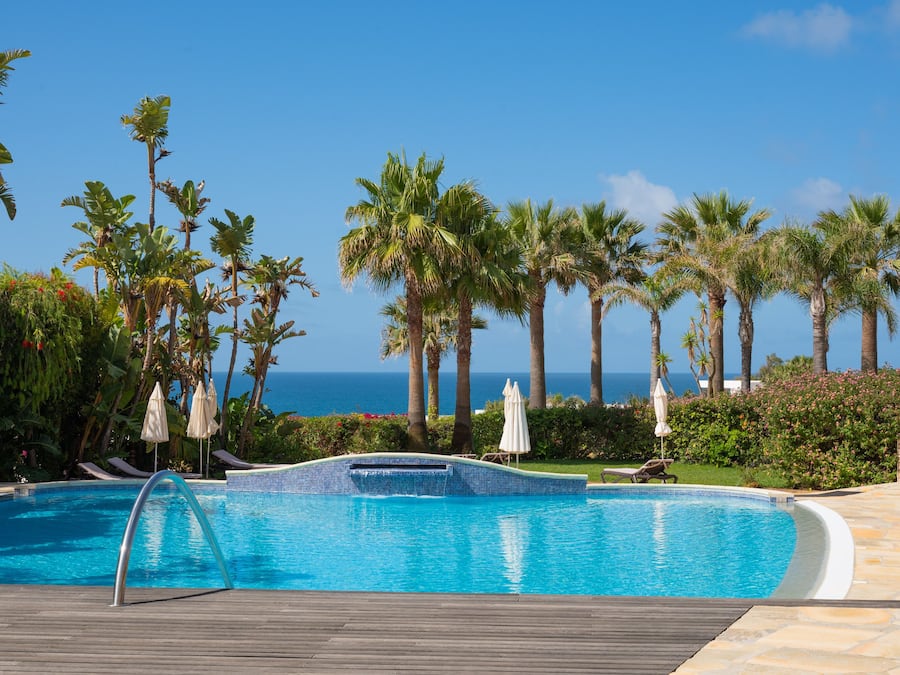 3 piscine all'aperto, ombrelloni da piscina, lettini