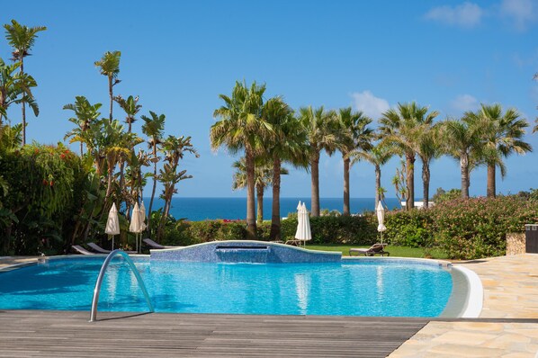 3 piscines extérieures, parasols de plage, chaises longues