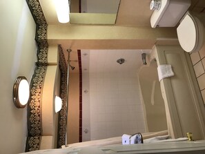 免費盥洗用品、吹風機、毛巾