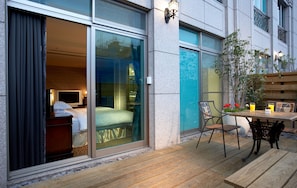 Executive Suite, 1 King Bed | Terrace/patio