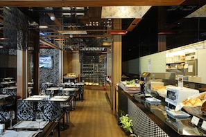 Daily full breakfast (TWD 385 per person)
