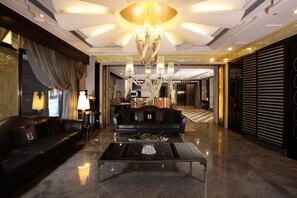 Lobby sitting area - Hotel Xinshe Linsen (Taipei)
